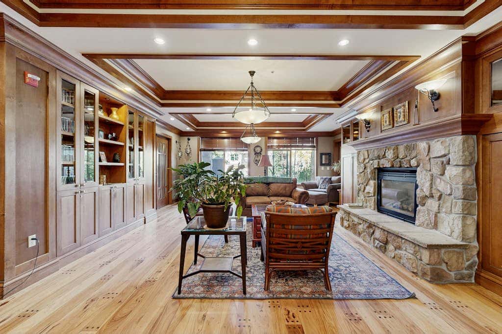2nd-floor ski-in/out condo w/balcony, fireplace, shared pool, hot tub, game room