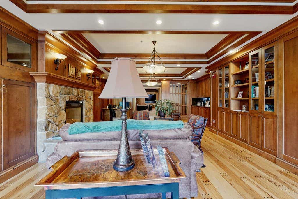 2nd-floor ski-in/out condo w/balcony, fireplace, shared pool, hot tub, game room