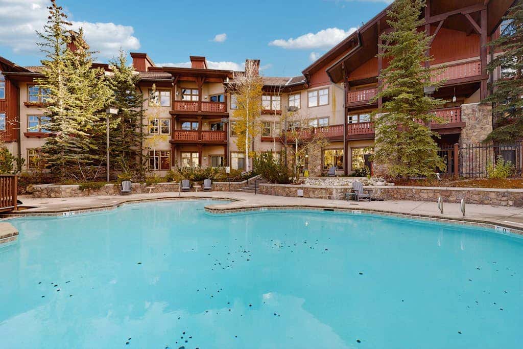 2nd-floor ski-in/out condo w/balcony, fireplace, shared pool, hot tub, game room