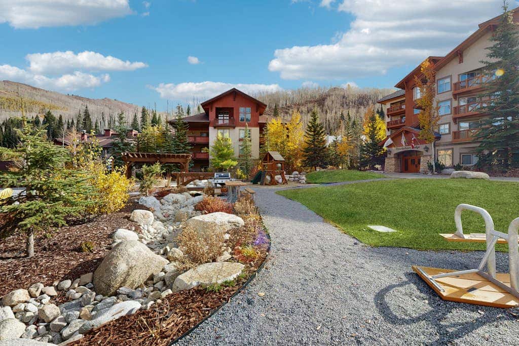 2nd-floor ski-in/out condo w/balcony, fireplace, shared pool, hot tub, game room