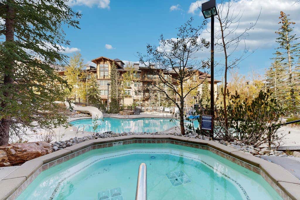 2nd-floor ski-in/out condo w/balcony, fireplace, shared pool, hot tub, game room