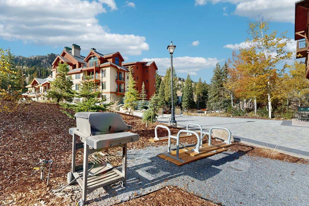 2nd-floor ski-in/out condo w/balcony, fireplace, shared pool, hot tub, game room