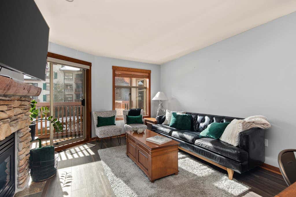Lovely Ski-in - ski-out condo with  community hot tub, pool & Club Solitude access