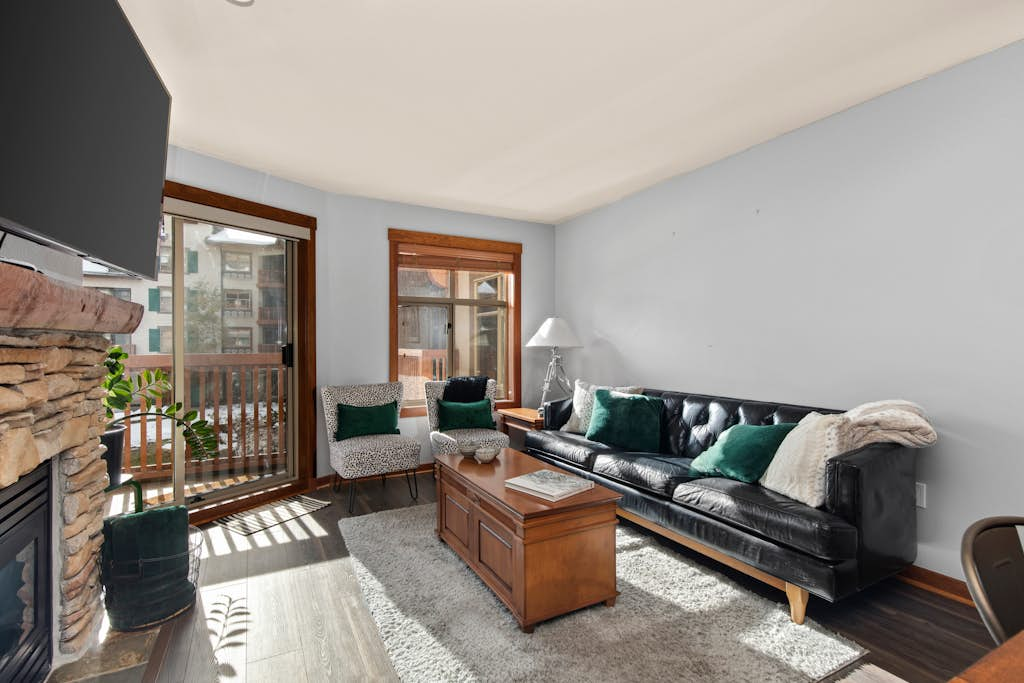 Lovely Ski-in - ski-out condo with community hot tub, pool & Club Solitude access