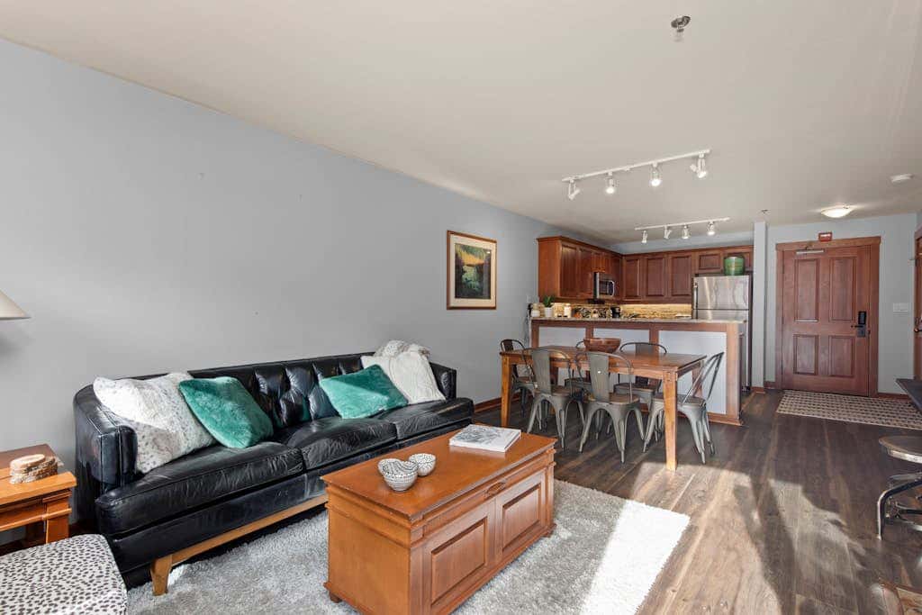 Lovely Ski-in - ski-out condo with  community hot tub, pool & Club Solitude access