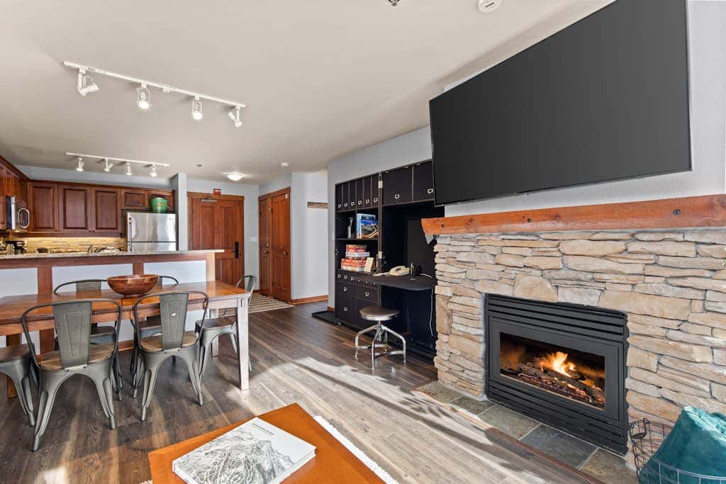 Lovely Ski-in - ski-out condo with  community hot tub, pool & Club Solitude access