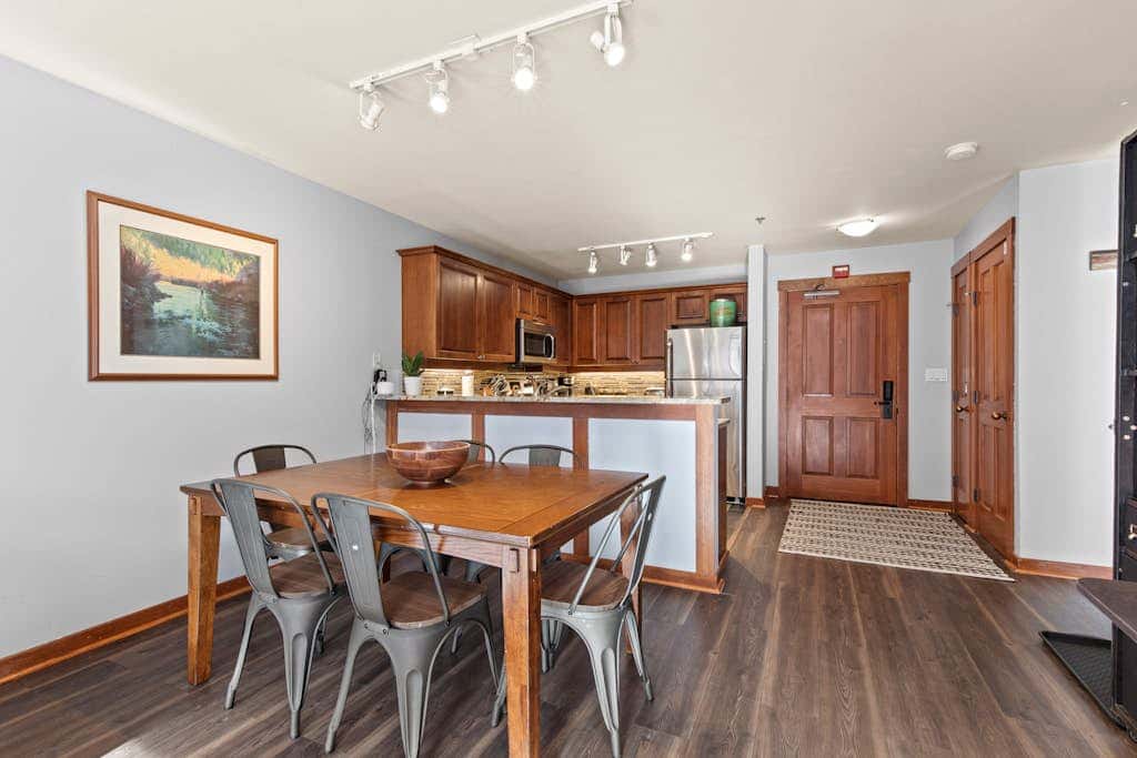 Lovely Ski-in - ski-out condo with  community hot tub, pool & Club Solitude access