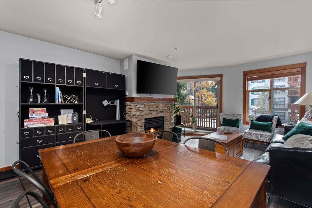 Lovely Ski-in - ski-out condo with  community hot tub, pool & Club Solitude access