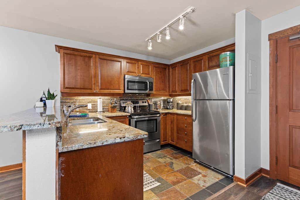Lovely Ski-in - ski-out condo with  community hot tub, pool & Club Solitude access