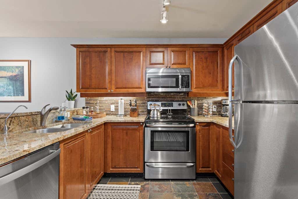Lovely Ski-in - ski-out condo with  community hot tub, pool & Club Solitude access