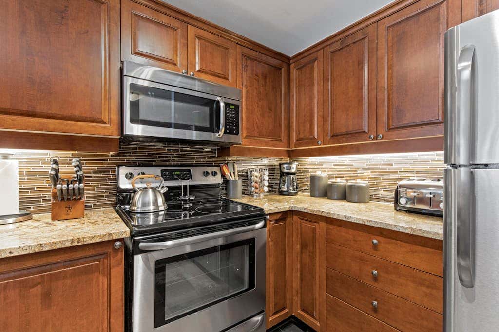 Lovely Ski-in - ski-out condo with  community hot tub, pool & Club Solitude access