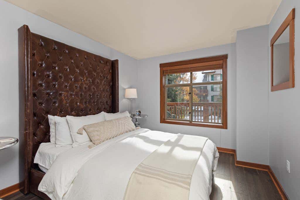 Lovely Ski-in - ski-out condo with  community hot tub, pool & Club Solitude access