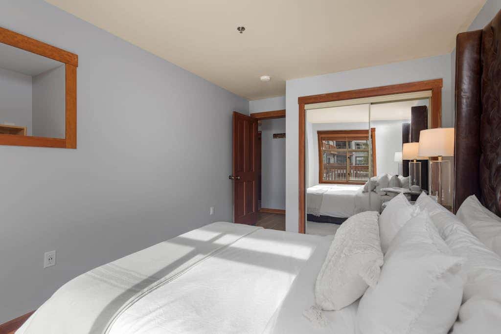 Lovely Ski-in - ski-out condo with  community hot tub, pool & Club Solitude access