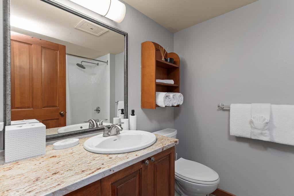 Lovely Ski-in - ski-out condo with  community hot tub, pool & Club Solitude access