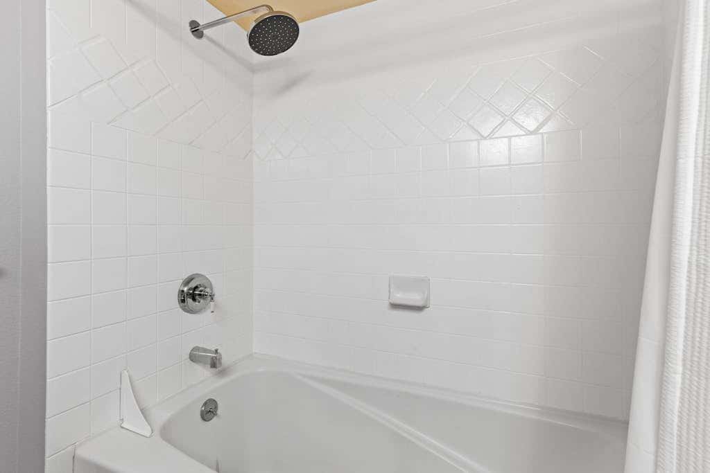 Lovely Ski-in - ski-out condo with  community hot tub, pool & Club Solitude access