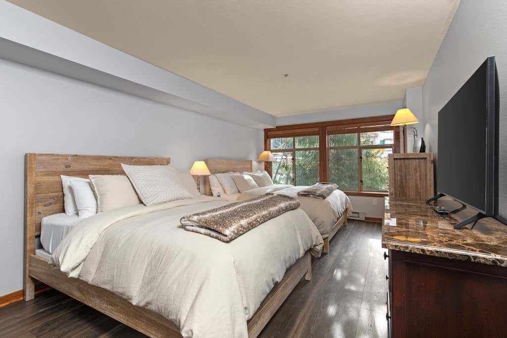 Lovely Ski-in - ski-out condo with  community hot tub, pool & Club Solitude access