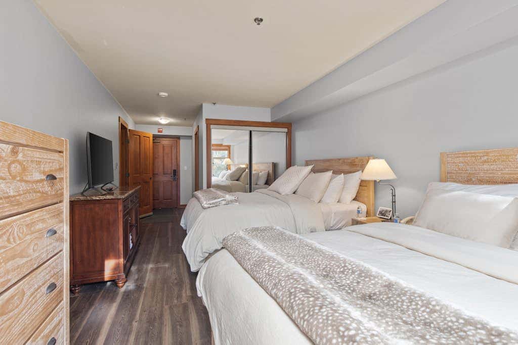 Lovely Ski-in - ski-out condo with  community hot tub, pool & Club Solitude access