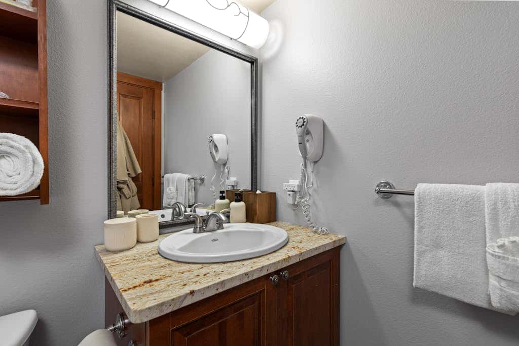 Lovely Ski-in - ski-out condo with  community hot tub, pool & Club Solitude access
