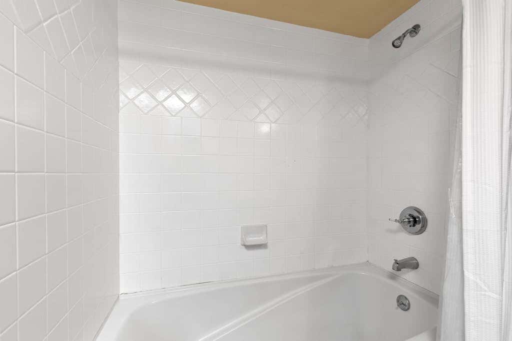 Lovely Ski-in - ski-out condo with  community hot tub, pool & Club Solitude access