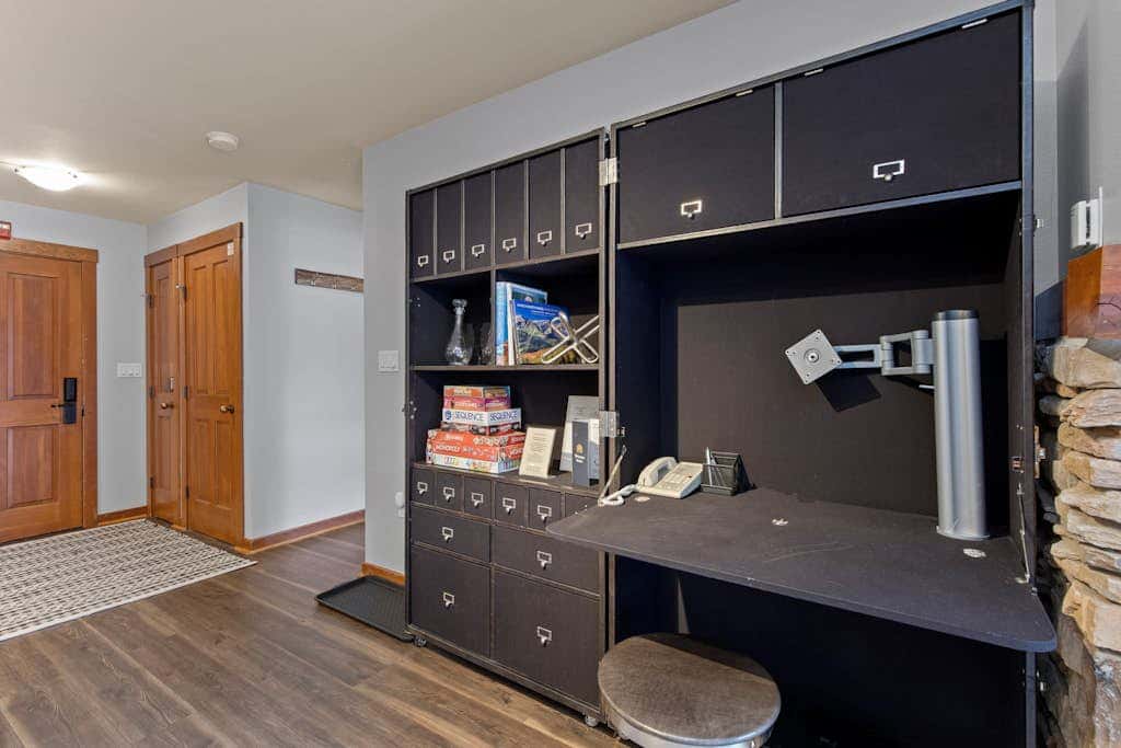 Lovely Ski-in - ski-out condo with  community hot tub, pool & Club Solitude access