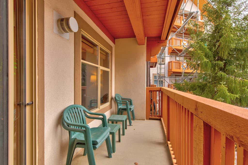 Lovely Ski-in - ski-out condo with  community hot tub, pool & Club Solitude access