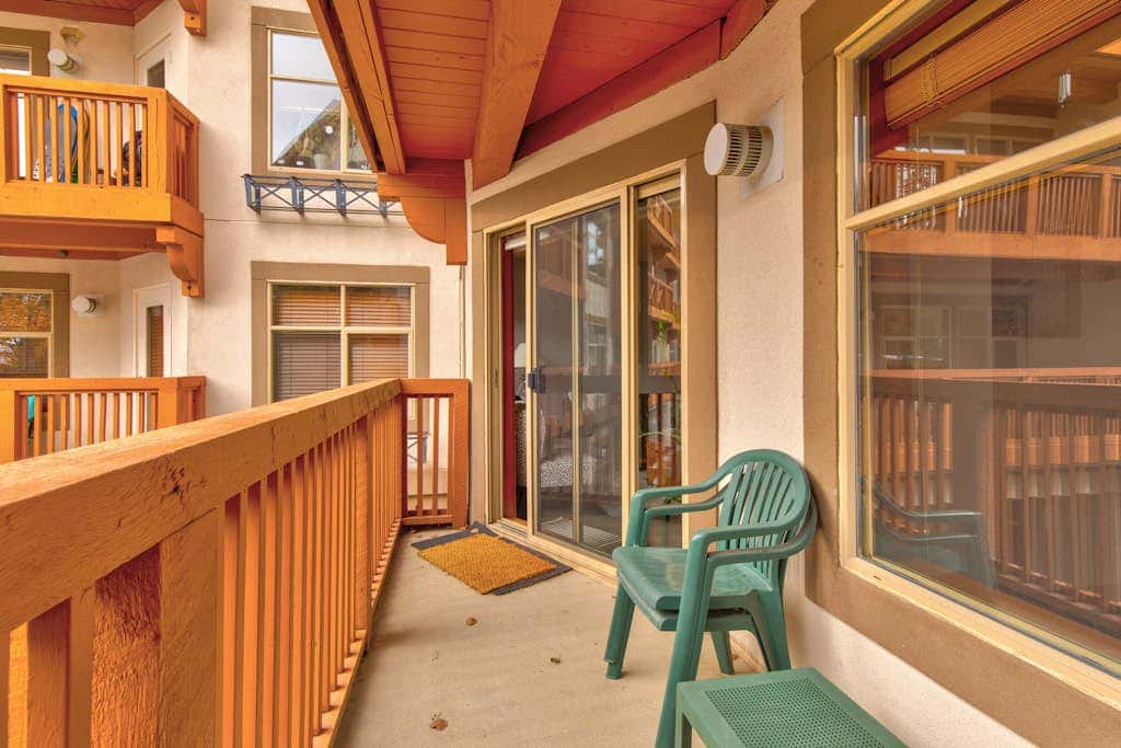 Lovely Ski-in - ski-out condo with  community hot tub, pool & Club Solitude access