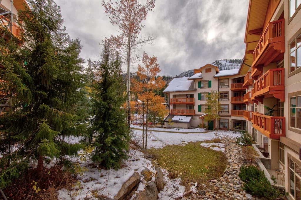 Lovely Ski-in - ski-out condo with  community hot tub, pool & Club Solitude access