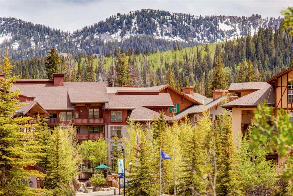 Lovely Ski-in - ski-out condo with  community hot tub, pool & Club Solitude access
