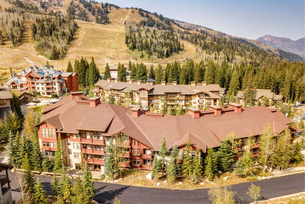 Lovely Ski-in - ski-out condo with  community hot tub, pool & Club Solitude access