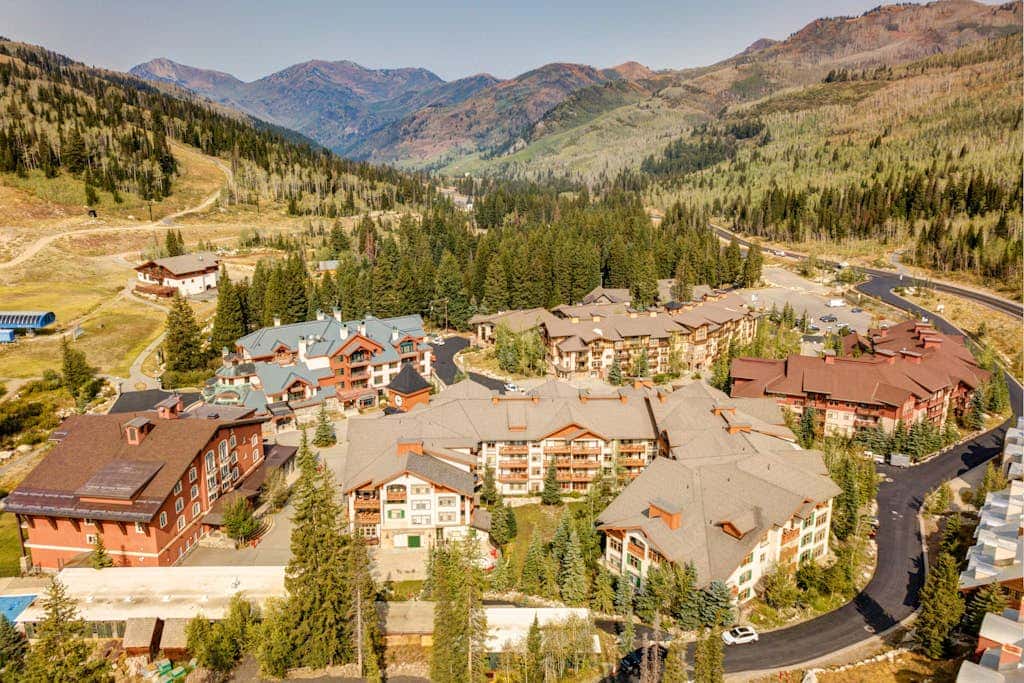 Lovely Ski-in - ski-out condo with  community hot tub, pool & Club Solitude access