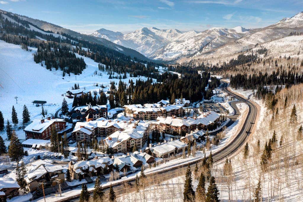 Lovely Ski-in - ski-out condo with  community hot tub, pool & Club Solitude access