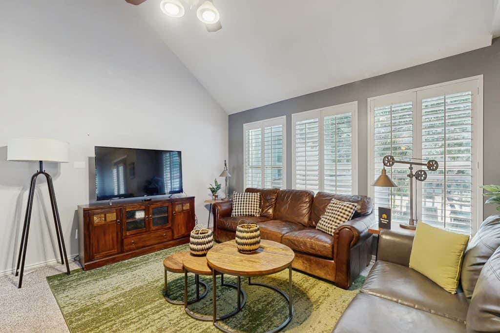 Quiet & spacious townhome with  a private hot tub & great views - close to skiing