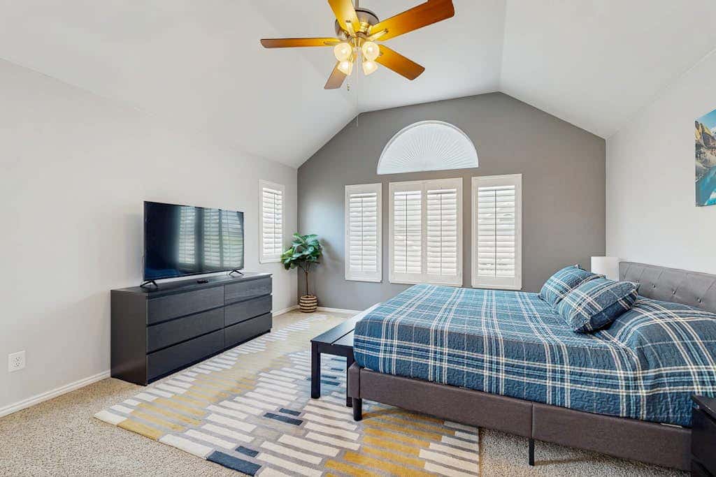 Quiet & spacious townhome with  a private hot tub & great views - close to skiing