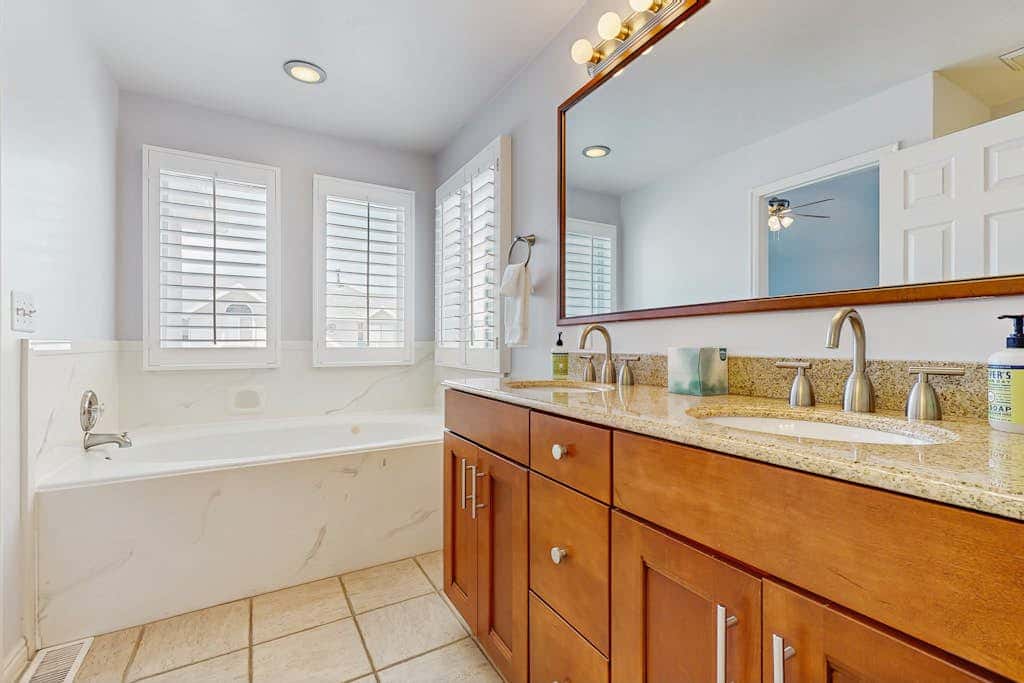 Quiet & spacious townhome with  a private hot tub & great views - close to skiing