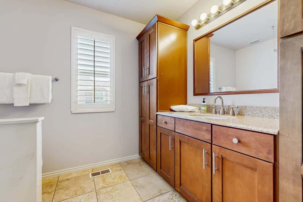 Quiet & spacious townhome with  a private hot tub & great views - close to skiing