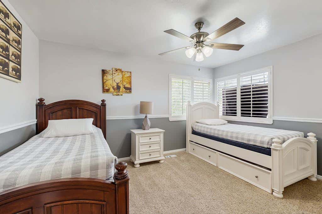 Quiet & spacious townhome with  a private hot tub & great views - close to skiing
