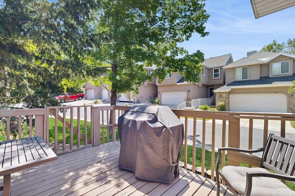 Quiet & spacious townhome with  a private hot tub & great views - close to skiing
