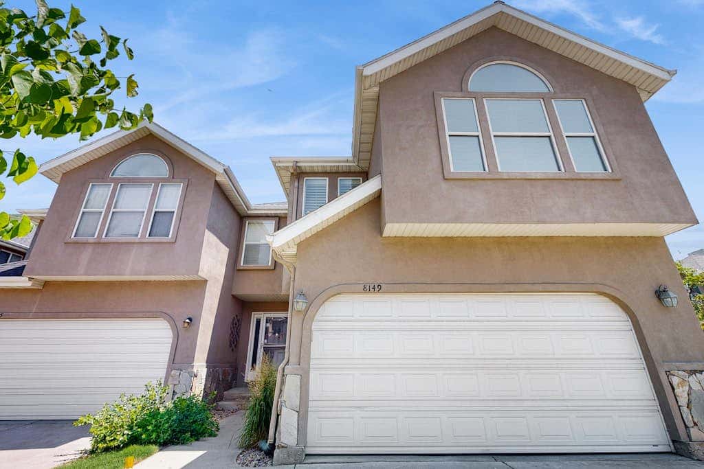 Quiet & spacious townhome with  a private hot tub & great views - close to skiing