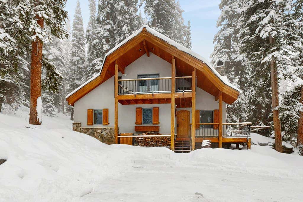Luxurious furnished modern mountain ski chalet set deep in the woods