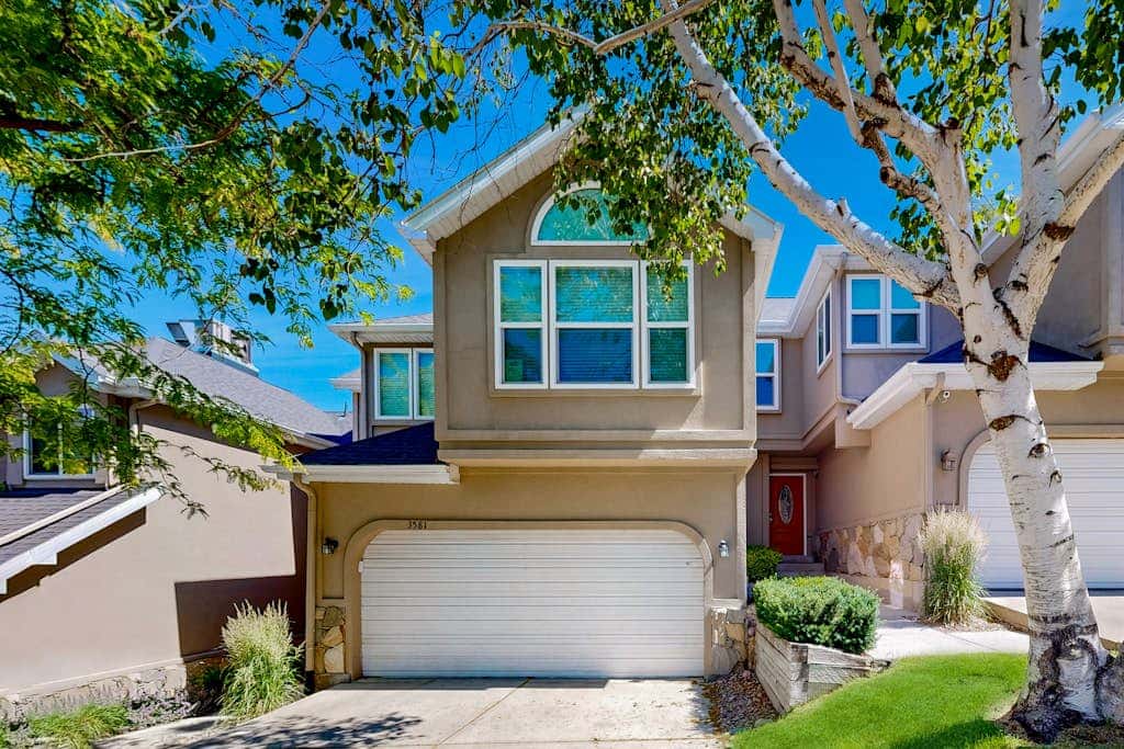 Charming townhome with  private hot tub, foosball table, easy canyon access