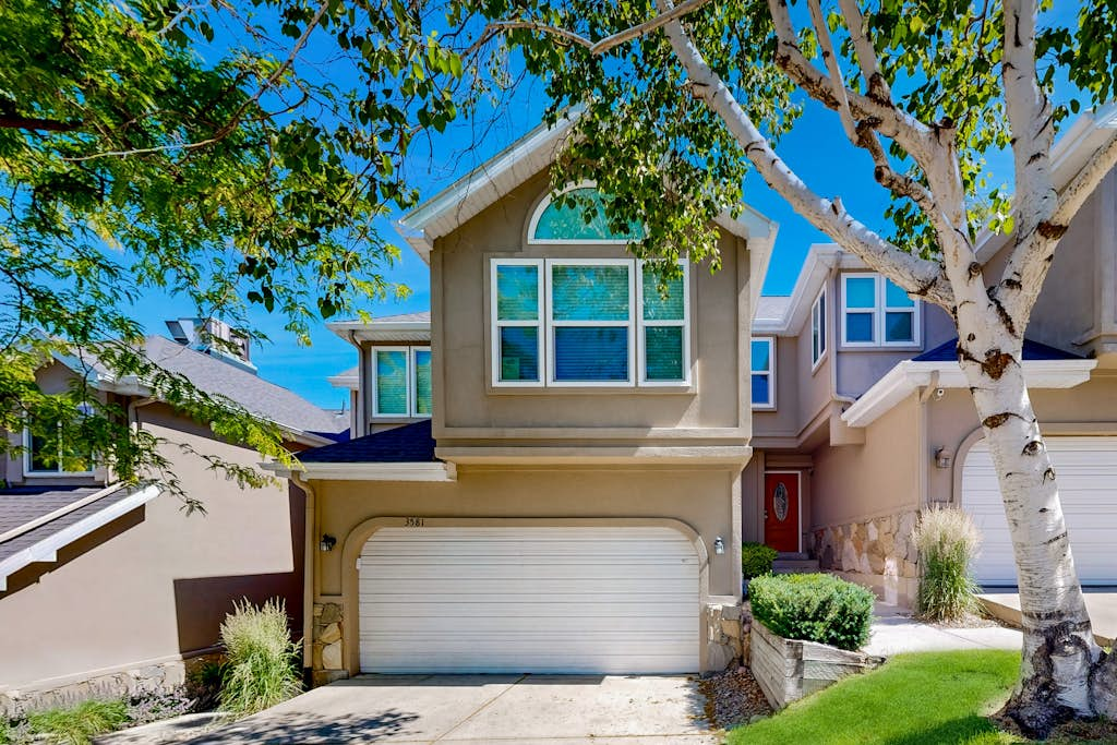 Charming townhome with  private hot tub, foosball table, easy canyon access