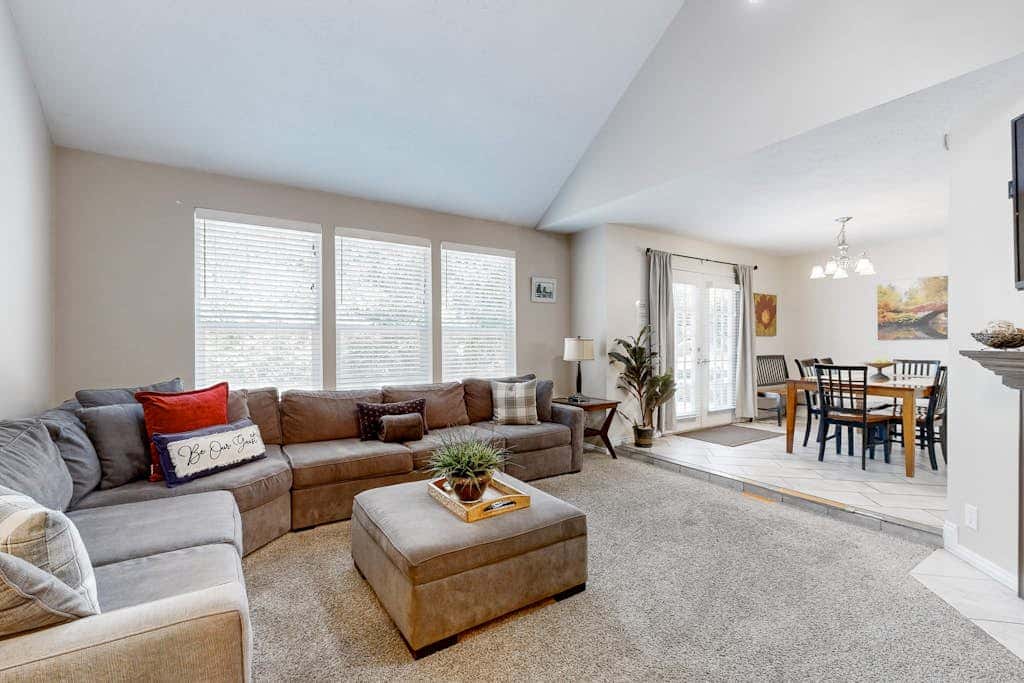 Charming townhome with  private hot tub, foosball table, easy canyon access