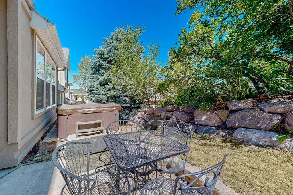 Charming townhome with  private hot tub, foosball table, easy canyon access