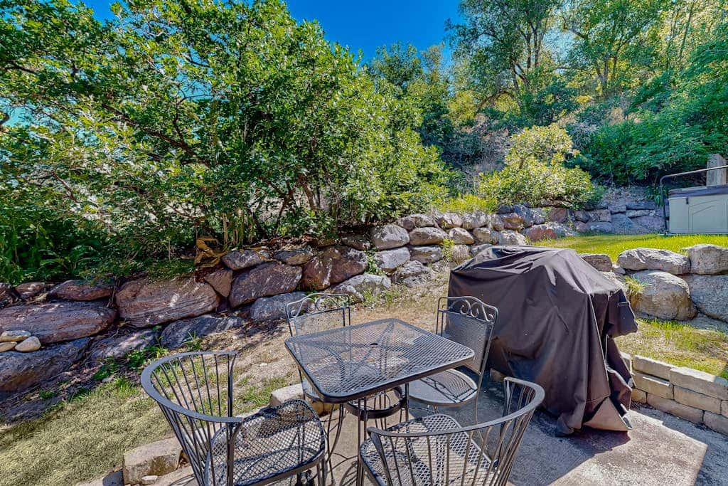 Charming townhome with  private hot tub, foosball table, easy canyon access