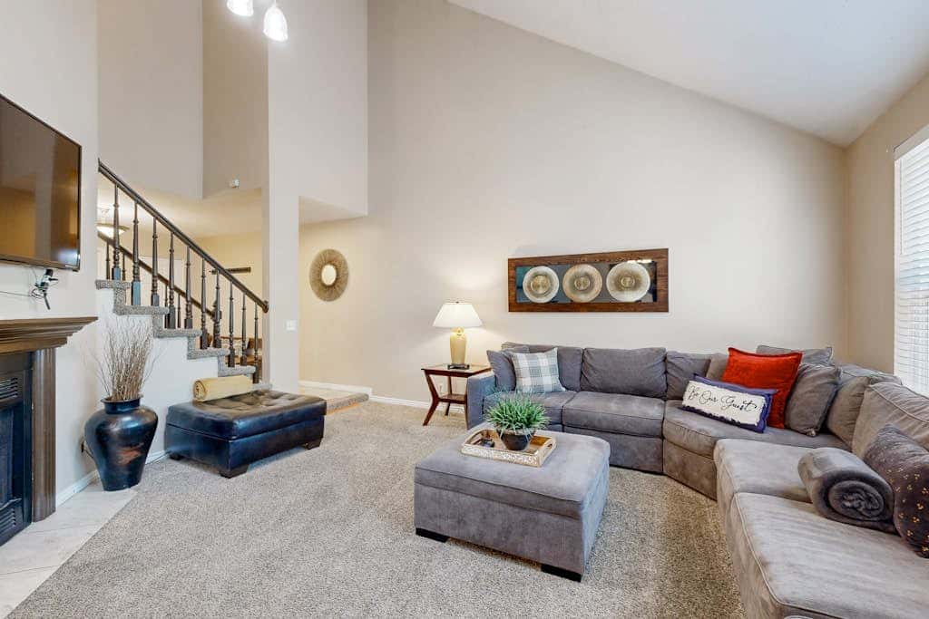Charming townhome with  private hot tub, foosball table, easy canyon access
