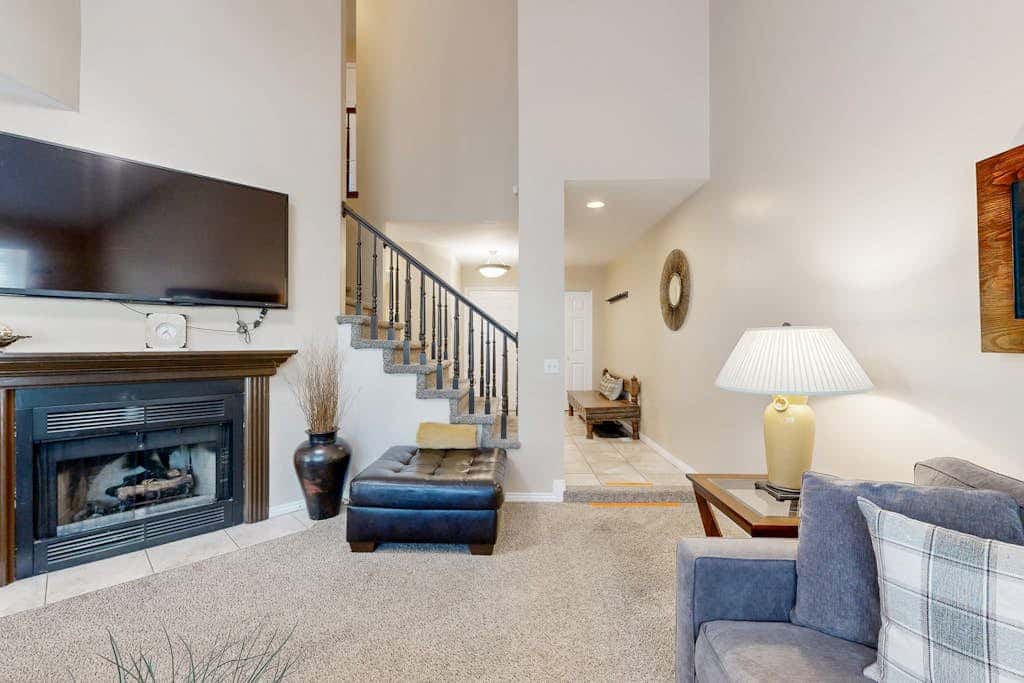 Charming townhome with  private hot tub, foosball table, easy canyon access