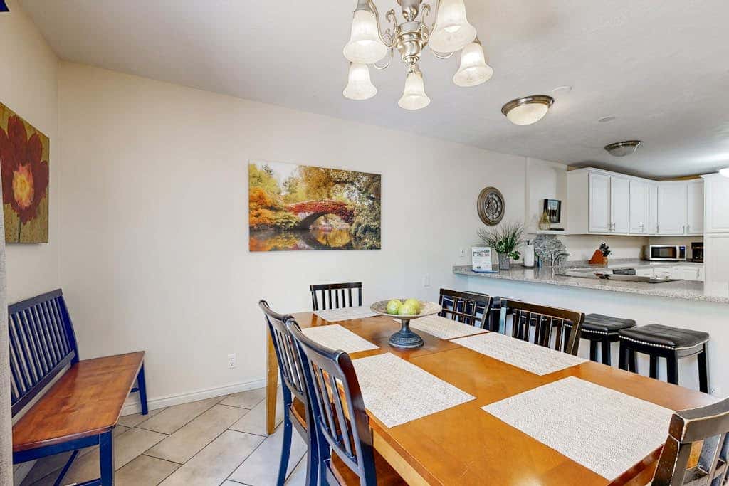 Charming townhome with  private hot tub, foosball table, easy canyon access