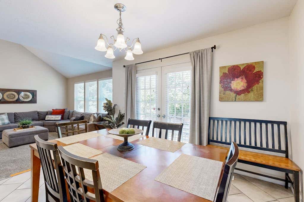 Charming townhome with  private hot tub, foosball table, easy canyon access