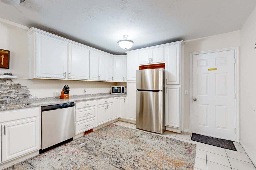 Charming townhome with  private hot tub, foosball table, easy canyon access