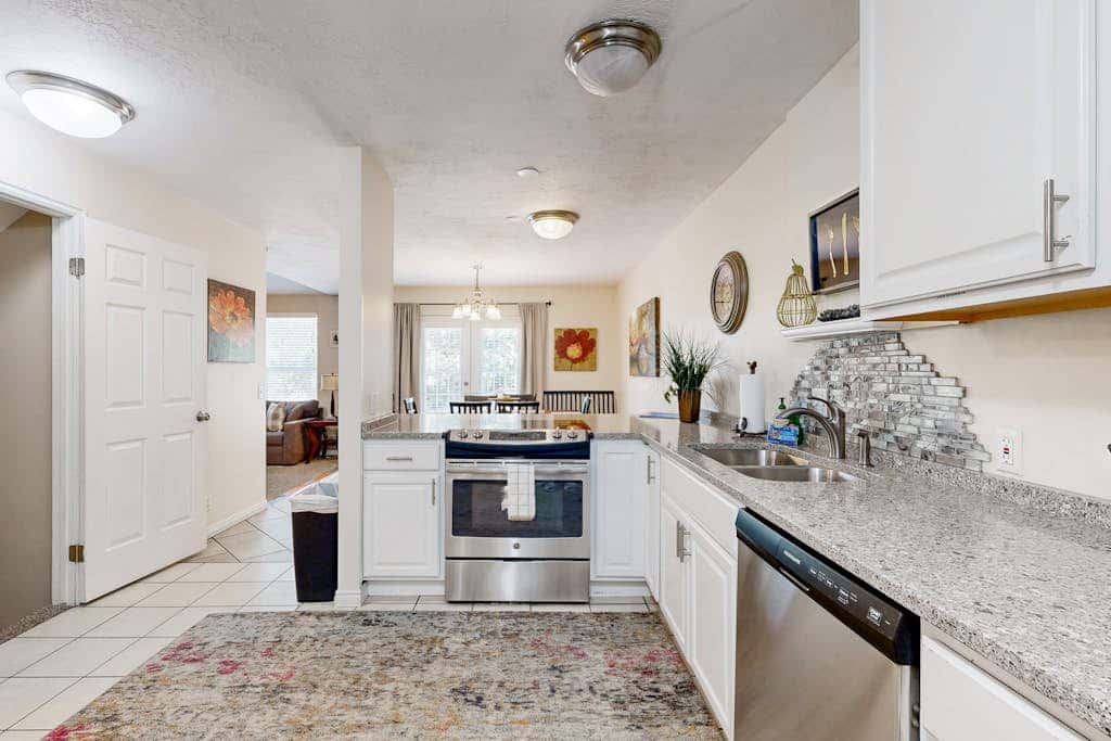 Charming townhome with  private hot tub, foosball table, easy canyon access